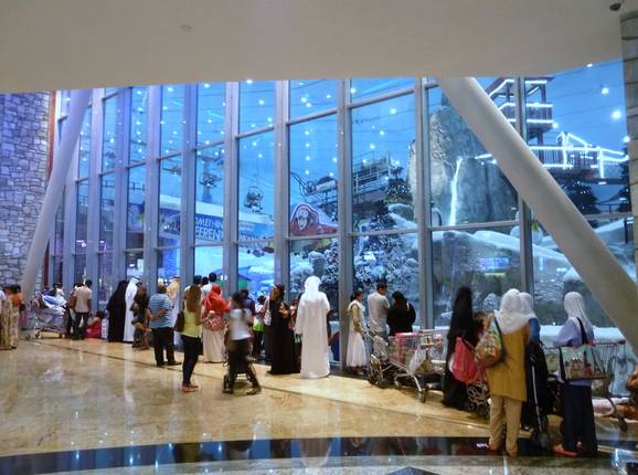 Blick von der Mall of the Emirates in die Skihalle