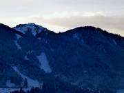 Abendlicher Blick auf das Skigebiet vom Ort