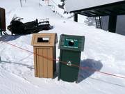 Abfalleimer im Skigebiet