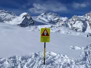 Warnung vor Gletscherspalten auf der Morteratsch Gletscherabfahrt 