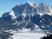 Blick auf das gesamte Skigebiet unterhalb der Zugspitze