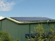 Photovoltaik-Anlage auf dem Dach der Skihalle