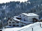 Das Berghotel Tgantieni bietet Unterkunft - mitten im Skigebiet
