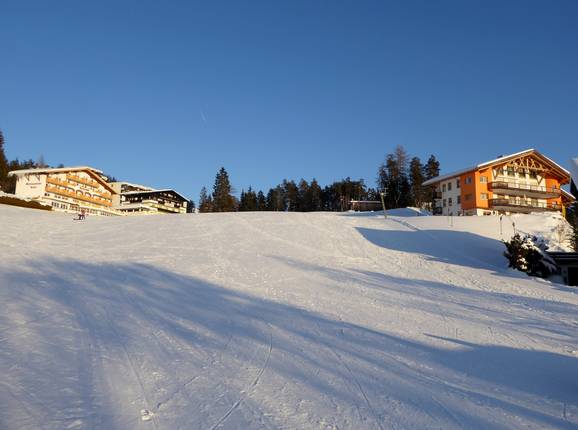 Blick auf den Skihang am Hinterfeldlift in Mösern