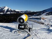 Leistungsfähige Schneekanone im Skigebiet Jochgrimm