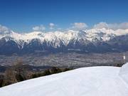 Blick auf Innsbruck mit zahlreichen Unterkünften