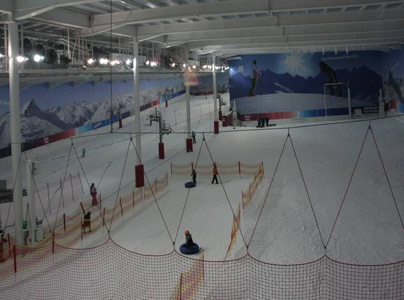 Überblick der Skihalle The Snow Centre