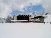 Mitten im Skigebiet ist das Hôtel Col de Voza