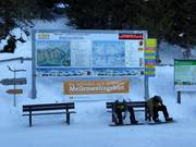 Informationstafel im Skigebiet