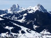 Blick auf das Skigebiet Eggli mit dem markanten Gummfluh und dem Le Rubli