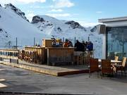 Après-Ski-Bar auf der Panoramaterrasse des Maschgenkammrestaurants