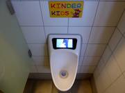 Kindertoilette mit Display