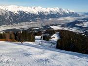 Blick vom Pfriemesköpfl auf das Skigebiet und Innsbruck