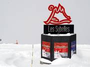 Stele an der Nahtstelle der Skigebiete, die gemeinsam Les Sybelles bilden