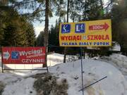 Hinweisschilder zum Skigebiet