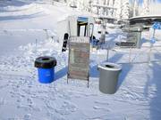Im Skigebiet stehen ausreichend Abfalleimer bereit