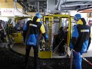 Beim Einstieg hilft man den Gästen an der Gondelbahn