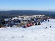 Blick auf die Unterkünfte direkt an den Pisten im Skigebiet Zieleniec