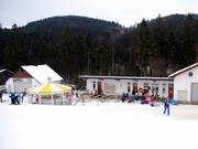 Tagsüber sieht man von den Pistenbullies meist nur die Rolltore der Garagen