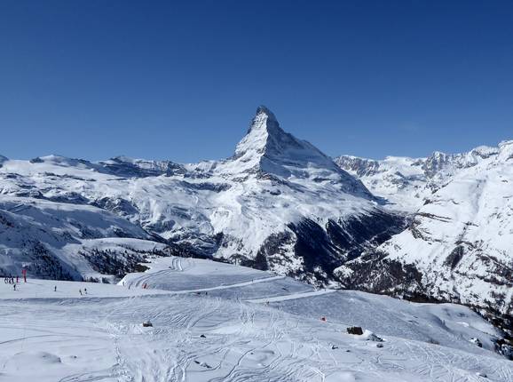 Blick über das Skigebiet Zermatt mit Matterhorn