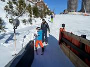 Hilfestellung beim Einstieg am Tellerlift