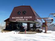 Bachelor Gulch Express - 4er Hochgeschwindigkeits-Sesselbahn (kuppelbar)