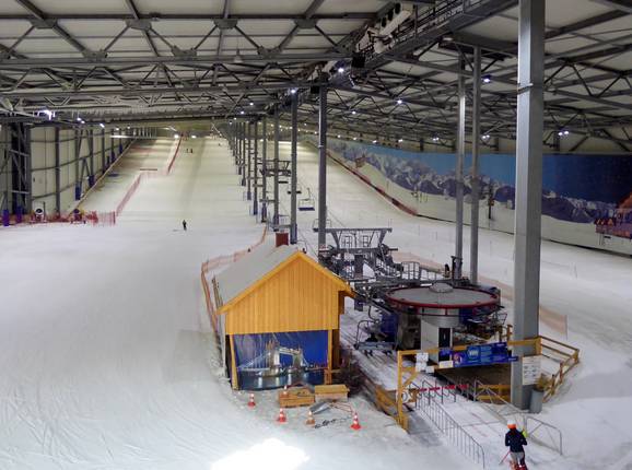 Blick in die Skihalle alpincenter Hamburg-Wittenburg