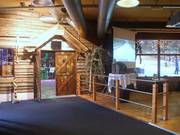 Viel Platz für Après Ski mit Blick in die Skihalle