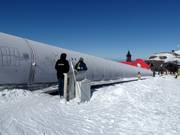 An den Förderbändern steht immer jemand helfend zur Seite