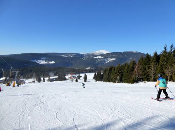 Skigebiet Malá Úpa mit Blick zur Schneekoppe