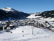 Das Skigebiet grenzt an den Ort Tannheim
