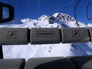 Warmer heimischer Loden auf den Sitzbänken ersetzt die Sitzheizung in der Weißseejochbahn