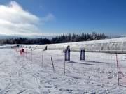 Slalom für Kinder am Förderband