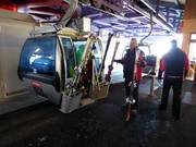 Ski werden bei der Gondelbahn gereicht