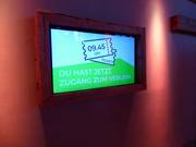 Deutliche Anzeigen im Eingangsbereich der Skihalle