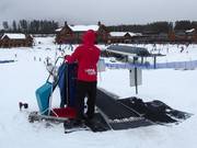 An den Förderbändern ist das Personal immer präsent