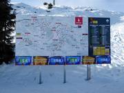 Detaillierte Informationstafel mit Pistenplan und Betriebsstatus im Skigebiet