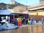 Food-Truck neben dem Jagdhof