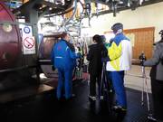 Das Personal unterstützt beim Einsteigen