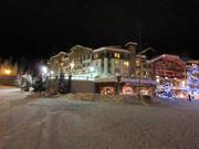 Das Hotel Sun Peaks Grand bei Nacht