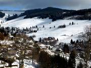 Ausblick auf Todtnauberg mit den Hängen am Stübenwasenlift und Kapellenlift im Hintergrund