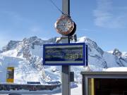 Informationstafel zur Abfahrtszeiten der Zahnradbahn