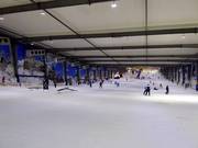 Blick auf Piste in der Skihalle Snowplanet