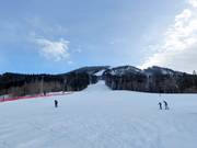 Blick von der Grüntenseestraße auf das Skigebiet Buron