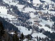 Blick auf St. Oswald mit dem Feriendorf Kirchleitn
