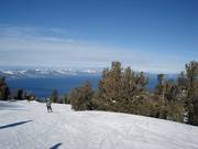 Piste mit Blick auf den Lake Tahoe