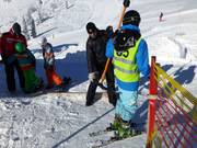 Hilfestellung beim Einstieg in den Schlepplift