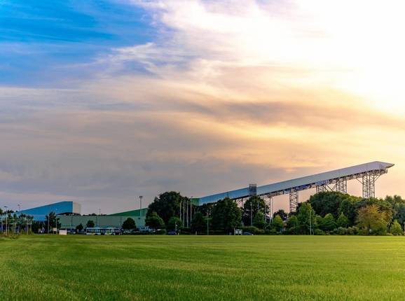 Die Skihalle ragt weit in den Himmel