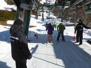 Hilfestellung beim Einstieg an der Sesselbahn