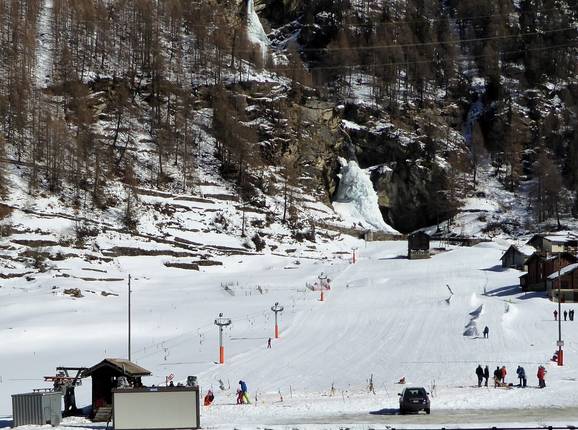 Blick auf den Skihang in Saas-Balen